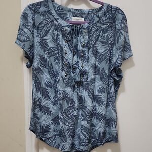 LIZ CLAIBORNE Shades Of Blue Leaf Design With Stud Detail Top Size PXL
